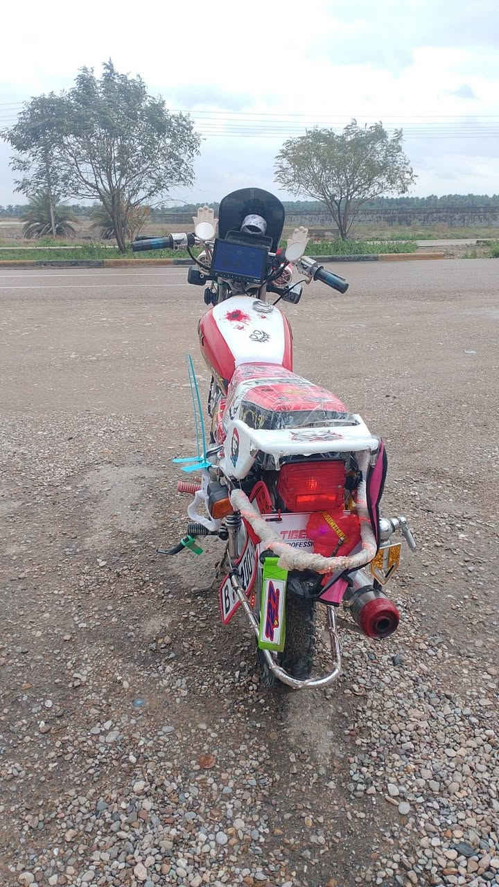 سلام عليكم  دراجة تايكر للبيع
اوراق            👈كاملة

كهرباءيات      👈كلهة شغالة 

شاشة           👈شغالة 

دشبول         👈اشاير كولة شغال

مكينة         👈مفتوحة 

الموديل      👈19السعر 450اوبيهة مجال العنوان اديالى شهربان جسر مهروت اتصل ***********رجاءن المو شراي لايتصل او لحد ايطب خاص ماجاوب خاص
