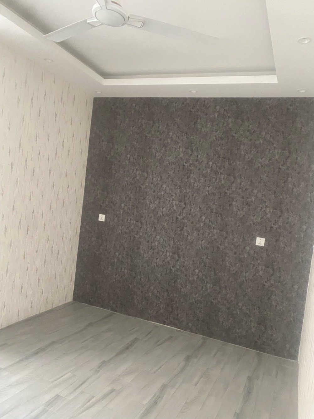 دار حديثة للبيع، تحتوي على مطبخ عصري مجهز بمقاعد وأجهزة جديدة، وغرف ذات تصميم أنيق وجدران مزخرفة. يتوفر أيضاً حمام بتصميم عصري ونوافذ تسمح بدخول ضوء الشمس الطبيعي.