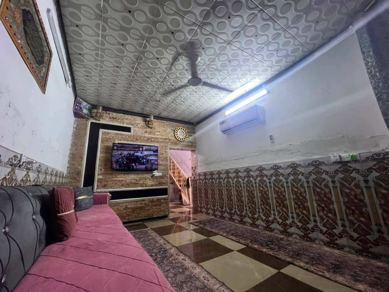 السلام عليكم
بيت للبيع بسعر ١٥٠ وبيه مجال
بيت ٢٠٠ متر
استقبال + غرفتين نوم + حولي + صحيات
مع كراج 
للاستفسار ***********
