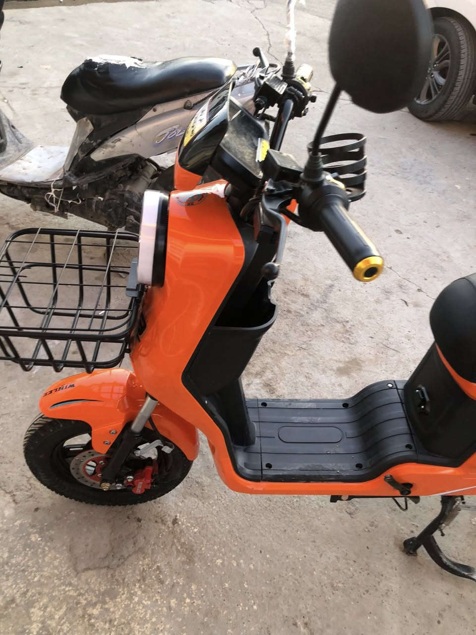 دراجه شحن r9 
للبيع 
دراجه جديده استعمال كلش قليل حته منطلع بيها 
بطاريات ٥ 
بيها نظام r ترجع بك 
4 سرع 
بلوتوث 
موديل ٢٠٢٥ 
تشغيل عن بعد بيها بصمات عدد ٢ وسويجات ٢ 
السعر
450 مكانها الاعظميه 
*********** 
يتوفر واتساب ايضا
