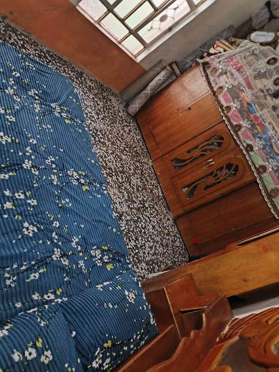 السلام عليكم
بيت للبيع 
المساحة 140
غرفتين وصاله كبيره 
ومطبخ وصحيات
 الخدمات ماء ومجاري وتبليط قريب جدا
الموقع / السايدين السياحي / الفرع مقابيل غسل ال جلهام 
 للأستفسار الاتصال على الرقم / ***********
