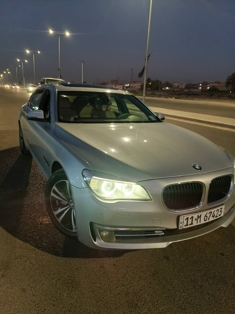السلام عليكم للبيع او المراوس بموديل حديث 700 أو 500
تفاصيل السياره BMW  730Liموديل 2013 خليجيه 
فول مواصفات خمس بردات تحكم ستيرن جكات كهرباء 
سقف كنتاره كشنات خزن مري شفط جنطه شفط  ومعروفه مواصفات البي ام الخليجي عليها تحديث شاشات داخليه موديل حديث وبكلايتات موديل حديث + تبريد مناخين منفصل + تبريد ثلج 

ملاحظات السياره ❓

صبغ بنيد وجاملغ خلفي +
البيبان الخلفيه كلير معه الهلال الخلفي لجاملغ 
بدون حادث فقط صبغ +
بيها طخه خفيفه باب السائق موجوده معه الصور 
ورصعه في الباب الخلفي فقط + السونار مرفق معه الصور 

سياره جاهزه على اخر حبايه كير مكينه صدر كله جديد 
دسكات جدد + حساس دسك + تخم تاير كله جديد 
باتري جديد سلف جديد منظومه تبريد توني مسويها جديده 

السعر$.  (170$) وبيها مجال قليل سنويه بسمي تحويل ثاني يوم العنوان بغداد الشعله 

ولي عنده مراوس موديل حديث هم اراوسه ونتفق عل فرق 

رقم الهاتف ***********
