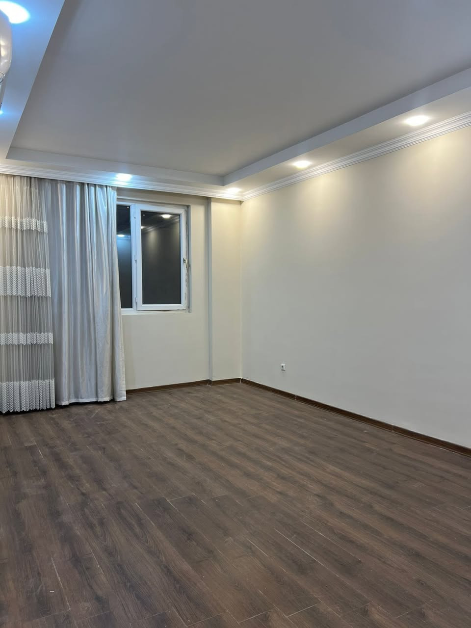 شقه للايجار واجهه داخلي روز تاور طريق كويه غرفه وصاله ب200دولار
***********
