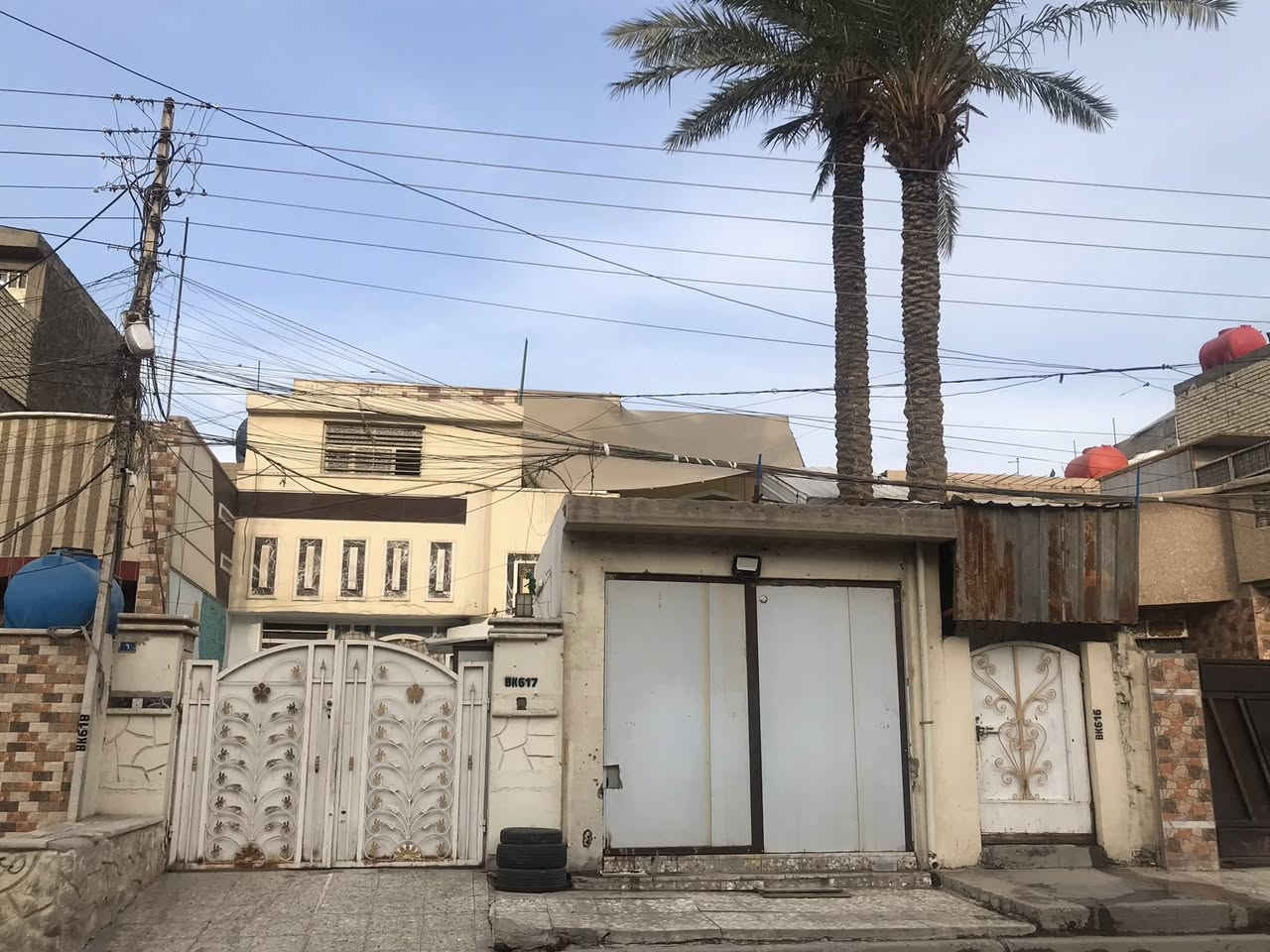 السلام عليكم 
بيت للبيع مساحته 200 متر
يحتوي على طابقين 
شارع عرض 15 
طابق الاول يحتوي على مطبخ + غرف 2 وصاله وخدمات وترك
طابق ثاني يحتوي على غرف 2 + وخدمات وسطح + مطبخ  + سطح ثالث 
العنوان  بغداد الدوره ابو دشير شارع الصيرفه 
للاستفسار 
***********
لا يتواجد فيس
