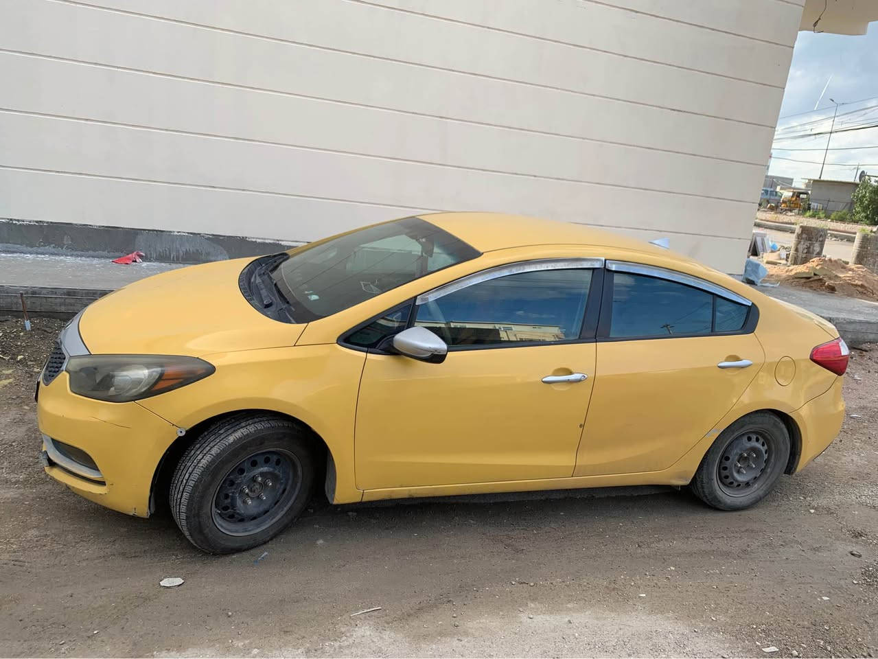 السلام عليكم 
كيا فورتي 2015 رقم بغداد بسمي 
محرك 1800 دوش كير اوتماتيك شاشة كامرة دوشمة تحكمات ستيرن جهتين سنتر لوك ريمونت
تبريد كهربائيات كلها شغالة صدر تايرات 
السيارة حادثها موضح جاملغ فقط باقي السيارة بدون ضرر ماشية 138 ميل 
السعر 100 وبيها مجال 
مكاني بغداد 
استفسار اكثر : *********** بغداد, العراق
