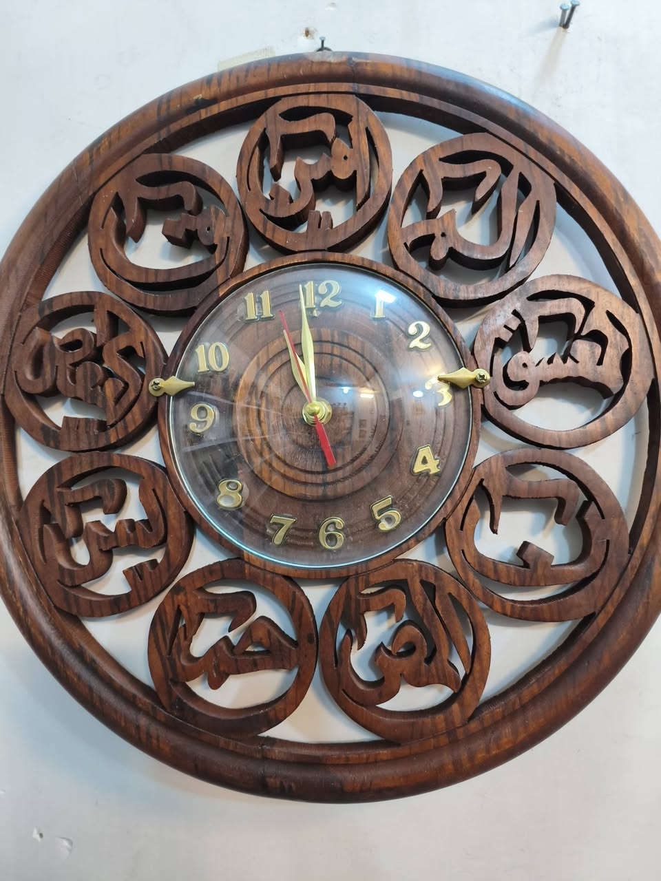 ساعه خشب ايات قرأنيه عل داير عمل يدوي قياس ٣٦ سانتيم مكاني بغداد *********** يوجد توصيل
