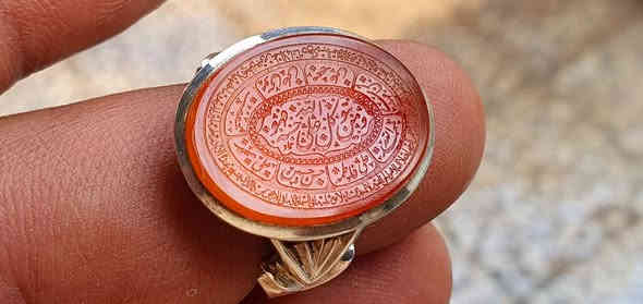 اللهم صل على محمد وآل محمد 
عقيق يماني منقوش الوسط ومن يتوكل على الله فهو حسبه والداير إيه الكرسي وأسماء الائمه عليهم السلام 
*********** 
***********
