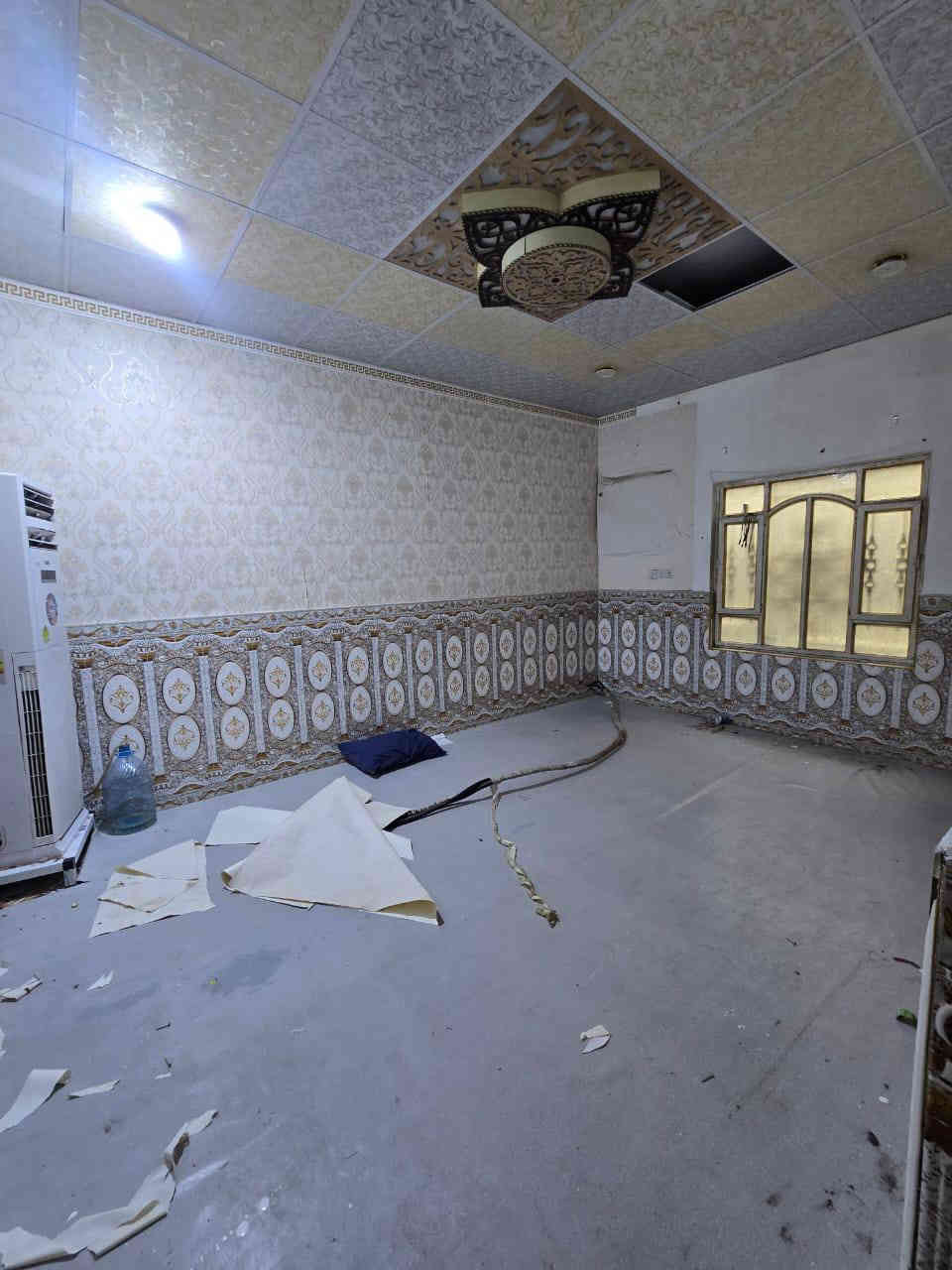 يتوفر  بيت طابق اول ‏للإيجار
العنوان حمدان قرب المركز شرطة 
تتكون 2قرف 
صالة كبيرى 
ديوانية  
صحيات  
كلش جديدة   سعر 350 شامل الماي والكهرباء 
الستفسار ***********
ابو رقيه
