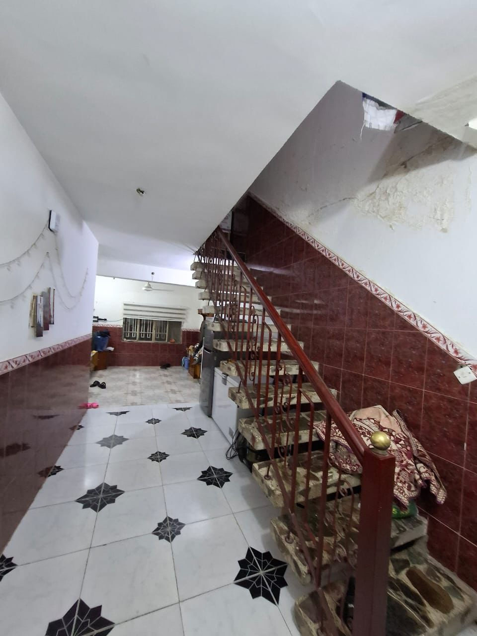 السلام عليكم 
قطع من دار غير مفصول للبيع في الحي العسكري قرب جامع الحسين 
المساحة ٢٠٠متر
واجهه ١٠ نزال ٢٠
شارع ٨ متر
 
السعر ١٦٥ مليون وبي مجال 

للاستفسار 
***********
