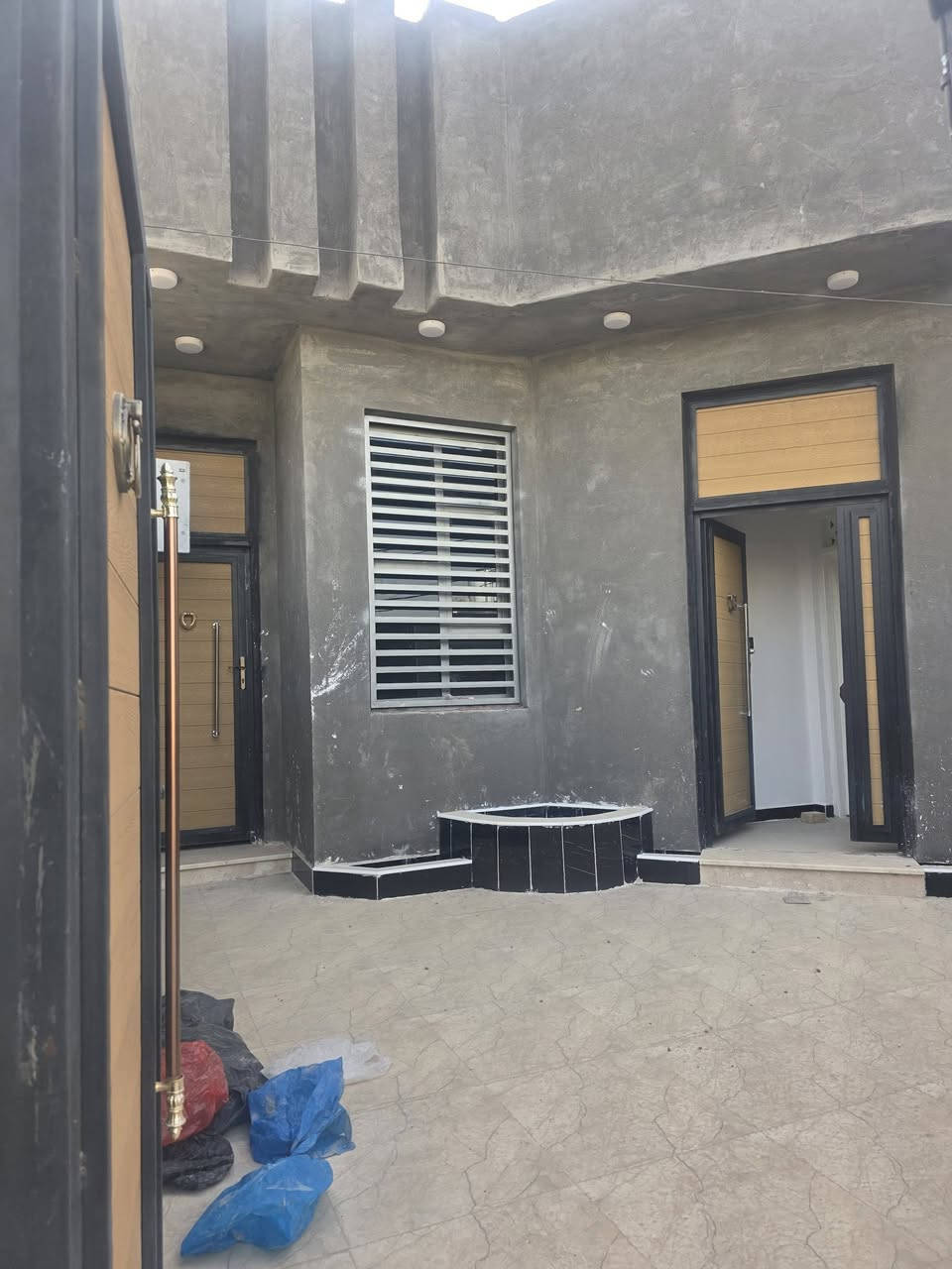 بيت للبيع زراعي حديث غير مسكون مساحته 200 متر  ع شارعين قرب طريق الصدرين ومجسر الاسكان مباشره يحتوي ع استقبال وصاله وصحيات داخليه وخارجيه كما موضح بالتصوير
***********
