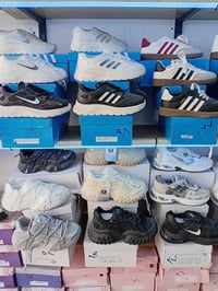 عندي شلعة 900 قطعة اغلبهن يشتغل شبابي نسائي قياسات من 36 الى 41 والقطع...