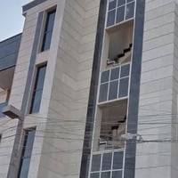 بيت للايجار حديث المساحة ١٤٠م يحتوي على صالة مع مطبخ وهول وغرفة مع خدم...