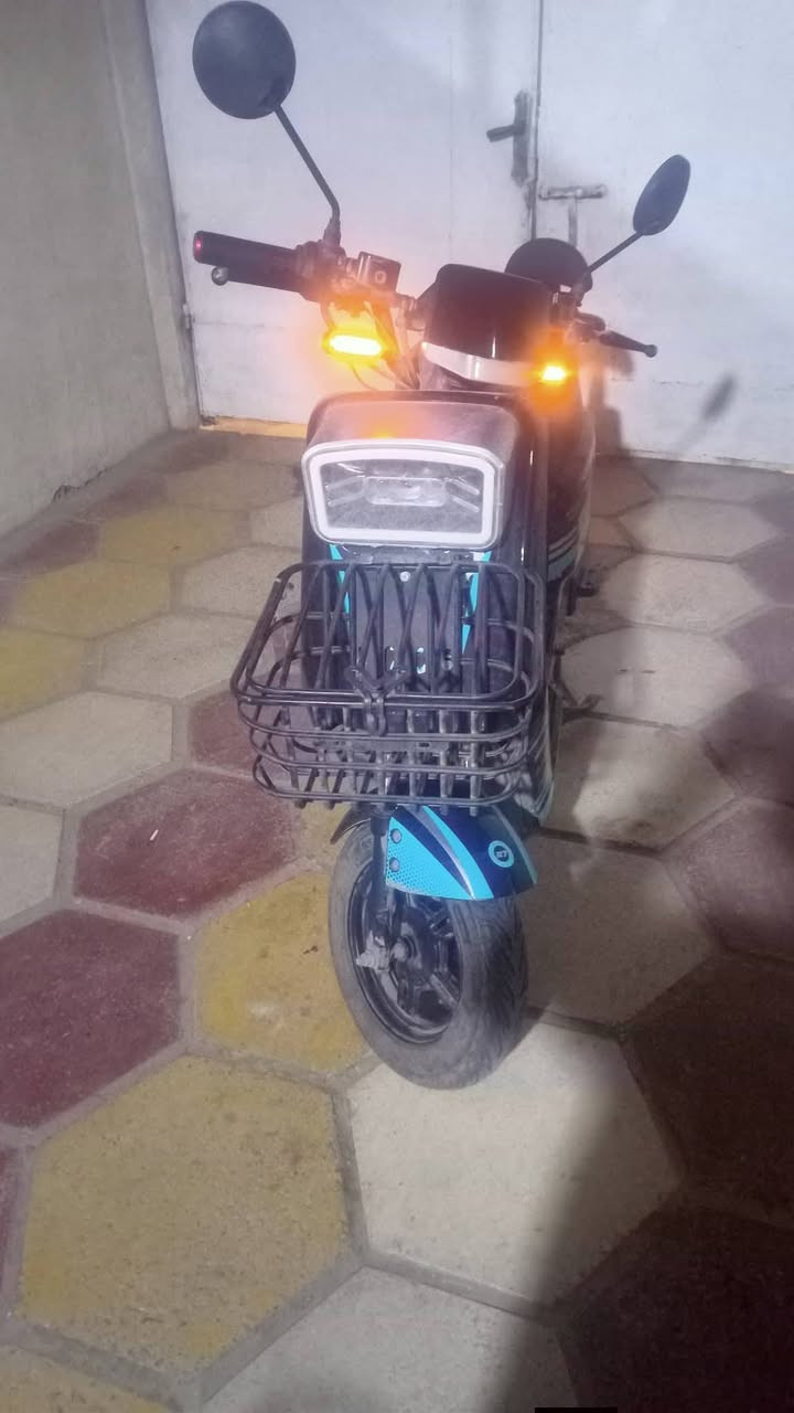 دراجة شحن للبيع نوع R7 كوريا ام ار كهربائية نظيفه وشغاله 5بطاريات جدد كل بطاريه 30امبير مع شاحنه وجهاز حمايه مؤقت تقدر توقته بعدد ساعات معين وينطفي لوحده حتى تتخلص من شغلة نسيان الدراجه عالشحن
مستعمله فقط مفطوره بالكفر فطر غير مؤثر مثل ما واضح بالصور 
5 بطاريات كبيره 30 امبير جرافين ابو ال
شاحنتين اصليات تجي وياها
وجهاز حماية مؤقت
الدراجه بيها اربع تبديلات مثل ما واضح بالفيديو 
تجي تفحصها على راحتك والك يوم تجيكها بيه
السعر 450الف
مكان البصره
***********
