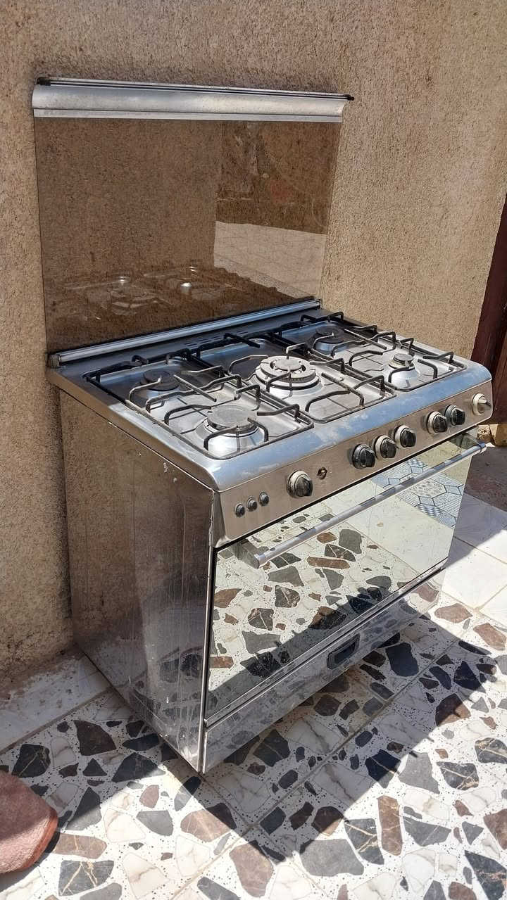 ***********  واتساب
كونفيرا  الاصليه باب اول حجم كبير ماخذها ب 300  جديده  واريدها ب  225   + طباخ درجه اولى  ب  100     مكاني حي الحكيم
