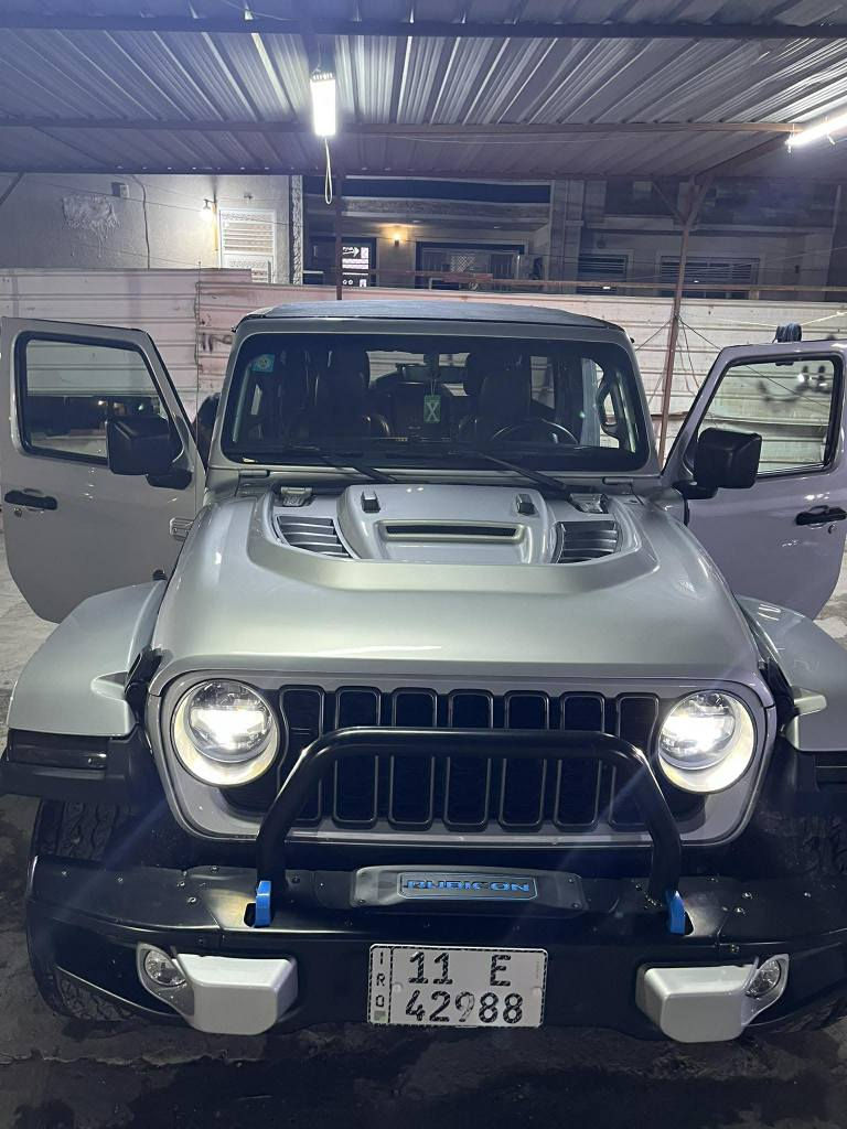 جيب رانكلر صحاري (4Xe) 2022 هايبرد الكترك
 بـيع أو مراوس حسب القناعة 
..رقم بغداد بأسمي 
..بيها مكانين صبغ بسيطات بدون لغود بدون شواصي
حجم المحرك: 2000 تيربو + هايبرد +شحن خارجي شحن يمشيك ٥٠ الى ٦٠ كيلو
المسافة المقطوعة: 33 الف ميل
(قمارة بانوراما كشف كهرباء)
تشغيل بصمة 
لوكير دفع رباعي
كشافات أمامية 
شحن خارجي 
هيتر بالستيرن 
شاشة عرض 
تدفئة بالكشنات 
تشغيل عن بعد 
كشنات جلد 
دمام خلفي 

ملاحظات
 السيارة عليها كت كامل روبيكون
1_دعامية أمامية روبيكون حديد 
2_فندرات جانبية ربيكون LED 
3_بنيد روبيكون 
4_دعامية خلفية روبيكون 
5_ويل وتاير روبيكون 
6_قمارة بانوراما كهرباء
7_دبلات روبيكون 
السعر 265 وبيها مجال بسيط سيارة مصروف عليها هواي ومزوده وكالة كله اصلي وابو الخبره يعرف شكد صرفياتها 
***********_بغداد بغداد, العراق
