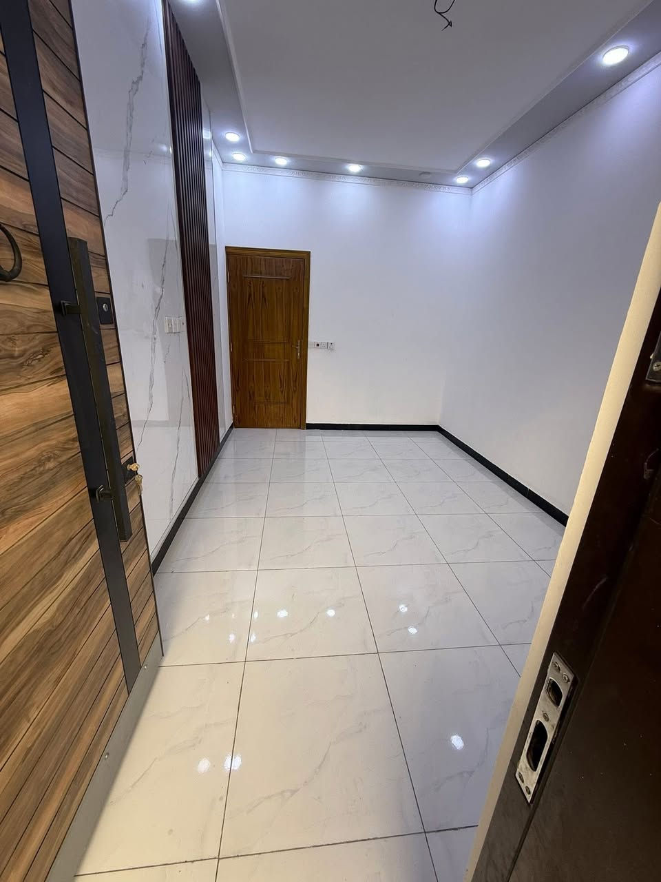 سلام عليكم مشتمل للبيع مساحة 50 متر  بناء حديث درجه أولى طابو صرف يحتوي طرمه وصاله ومطبخ وغرفة نوم جوه ومنور وخدمات والطابق الثاني يحتوي عل غرفتين نوم وخدمات وبيتونه وسطحين شارع عريض ١٥ متر شبابيك الألمنيوم الدار  خلف الشارع العام  مباشرة (مال استثمار اجاره ٨٥٠ ) السعر  235 مليون وبي مجال العنوان بغداد منطقة القاهرة خلف تانكي الماء  اللاستفسار( حسين محمد للعقار)  رقم ***********
تتوفر كافة المساحات وبمختلف الأسعار
