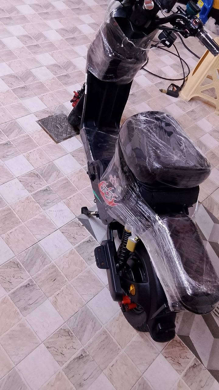 دراجه R9 كلشي ما مبدل بيها جديده تايرات شاشه لايت نشرات كلشي بيها اصلي ما مبدل
دراجه شحن جديده وتجي تشوف بعيونك 
البصره / ابو خصيب/ حي العسكري طريق صحراء 
*********** واتساب فقط
