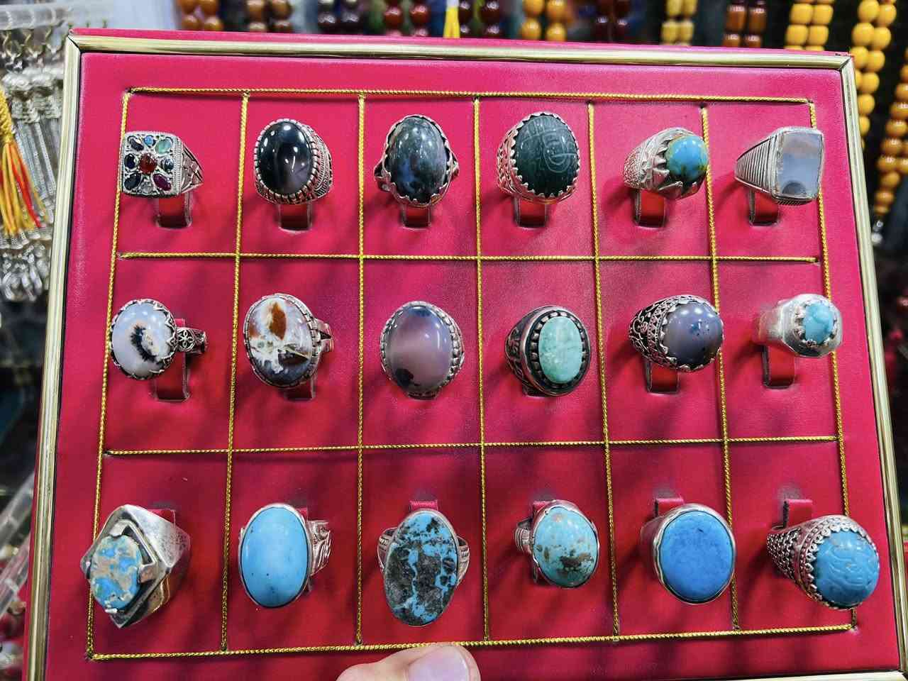 اللهم صلي على محمد وآل محمد
خواتم للبيع شلع احجار اصليه شرط فضة خالص شرط 
سعر الخاتم 40 الف 80 قطعة *********** سيد كرار الغالبي
