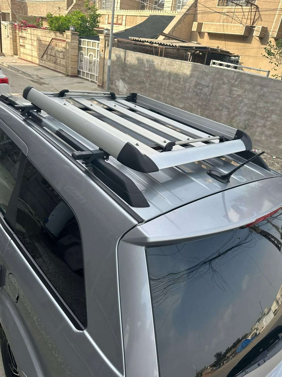 السلام عليكم 
دوج جورني 2017 
محرك ٤ سلندر 
تبريد ثلاث قطع 
رقم سليمانية الجديد سنوية وهزة جديدة 
حادثها قبق الجنطة مبدل  
باقي السيارة بدون صبغ 
بيها رصعة بالباب الخلفي عكس السائق ما مصلحة 
تبريد خير من لله 
صدر جديد 
تاير جديد 
ماشية ٩٧ الف مايل قابل للزيادة 
السعر ١٤٠$ وبيها مجال
*********** 
مكاني الدورة او الجادرية
