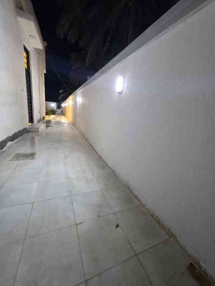 ✨🏡 دار للبيع (تجاري أو سكني) 🏡✨
━━━━━━━━━━━━━━━━━━
📜 الملكية: طابو زراعي – سند 25 – باسم المالك (تحويل خلال 20 يوم)
📏 المساحة الكلية خارج محرم السريع: 500 م
📏 المساحة الكلية مع المحرم: 1000 م
📏 مساحة البناء: 200 م
📍 الموقع: بابل – الحلة – سنتر على شارع النيل الجديد (حلة / نيل) 
━━━━━━━━━━━━━━━━━━
🏠 مكونات الدار:
1️⃣ غرفة نوم (5×4)
2️⃣ غرفة نوم (4×6)
3️⃣ هول (5×4)
4️⃣ مطبخ (3×4)
5️⃣ مجمع صحيات داخلي
6️⃣ استقبال معزول (4.5×9)
7️⃣ مجمع صحيات خارجي كامل
8️⃣ حديقة داخلية (130 م)
9️⃣ كراج داخلي (4×15) + كراج خارجي
🔟 مضلات نظام قطري عدد (3)
🌿 حديقة خارجية
🌤️ مناور محيطة بالدار بعرض 2.5 م
━━━━━━━━━━━━━━━━━━
⚙️ الخدمات:

موقع مميز جدًا (سنتر على سريع النيل الجديد)

تبليط لباب الدار

ماء سقي (ماء شط) + ماء إسالة

كهرباء ثري فيز

منظومة طاقة شمسية تعمل 24 ساعة
━━━━━━━━━━━━━━━━━━
💰 السعر: 365 مليون قابل للتفاوض
━━━━━━━━━━━━━━━━━━
📞 للاستفسار والاتصال:
***********
***********
*********** (المهندس أمير الحسناوي)
━━━━━━━━━━━━━━━━━━
#مكتب_عقارات_أبراج_بابل 🏗️
📍 موقع المكتب: بابل – حي الجزائر – مقابل الجسر الدولي
