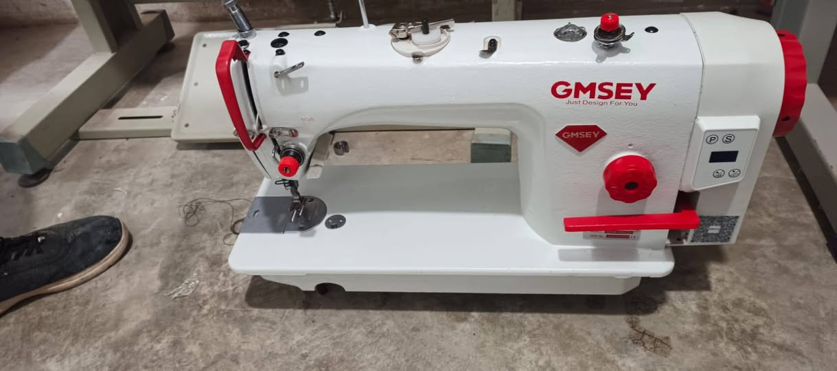 السلام عليكم توفر لدينا كافه أنواع مكائن الخياطة الصناعي  من أرقى المناشىئ العالميه اليابانيه المكينه الباسستر والزوجي والمنزلي والتطريز والفراشه والبراذر والثگل وكافه ملحقات المكائن والزيوت الأصلية والماطور الكاتم للصوت وأبراج المكائن المنزلي والصناعي عنوانه سديره وسطى مدخل السوق مجاور صيدلية المصطفى ملاحضه يتوفر مكائن صناعي نضافه فول مستعمل يوجد خدمه توصيل هاتف ***********//***********واتساب
