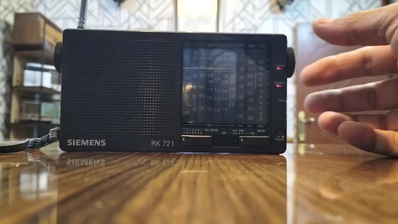راديو سيمنز صغير انتاج ألمانيا عام ١٩٨٩ على وضع الشركة وبحالة ممتازة جداً، يعمل بواسطة بطاريات قلم عدد ٣ يوفر سحب موجات FM والموجات المتوسطة MW وسبعة موجات قصيرة SW جميعها تستلم الإشارة كما موضح في الفيديو.
الراديو يعمل على النظام الصوتي (ستيريو) وخاصية دعم سماعة الأذن.
اي استفسار.. الرجاء المراسلة على الخاص.
المكان بغداد.


**إذا كنت صاحب هذا الإعلان وتريد حذفه لأي سبب، رجاءا أرسل رسالة إلى الدعم الفني**