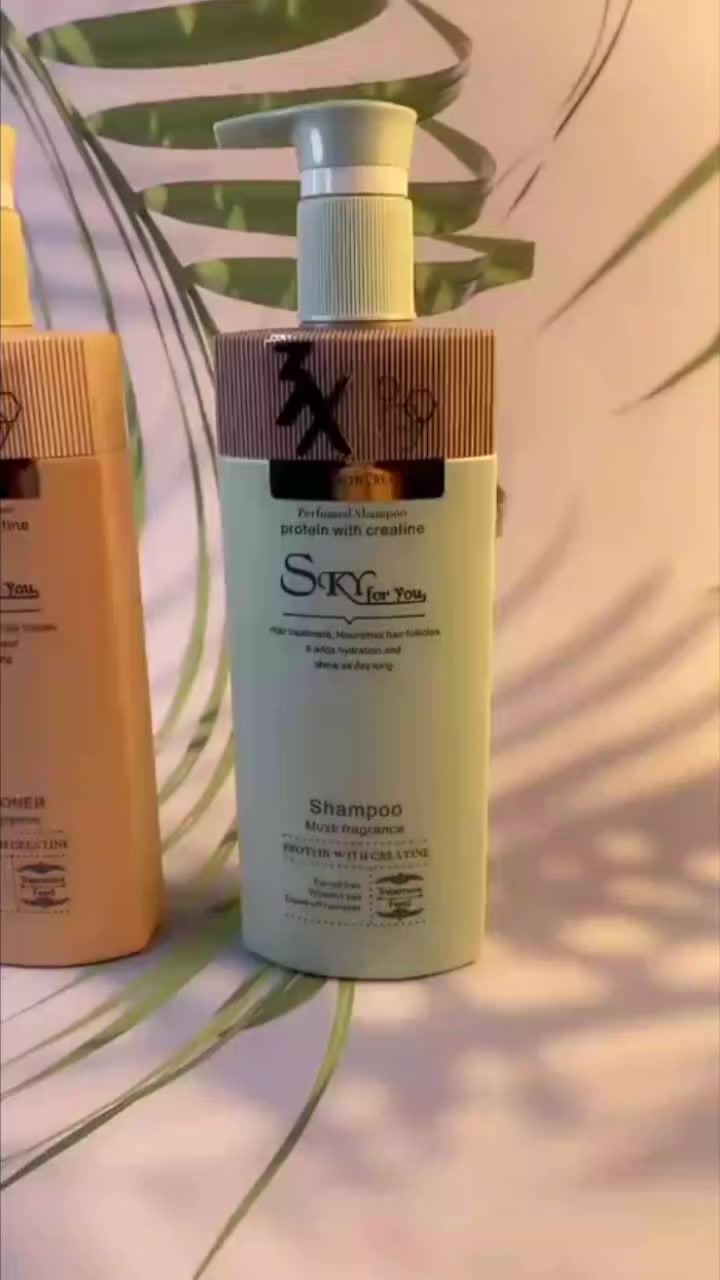 @للجميع
شامبو "سكاي فور يو" (Sky For You) المعطر، 🧖🏻‍♀️🚿

وهو مخصص للعناية بالشعر ومعالجته بالبروتين والكرياتين. يتميز هذا النوع برائحة المسك، وهو مصمم خصيصاً للشعر الدهني، حيث يعمل على تنظيفه بعمق وتغذيته. 🌿💕🩵

المكونات الأساسية: يحتوي على البروتين والكرياتين، بالإضافة إلى الكولاجين النقي والزيوت الطبيعية لتقوية الشعر من الجذور حتى الأطراف.. 🚿🧖🏻‍♀️

خالٍ من المواد الضارة: يتميز بأنه خالٍ من الأملاح والسلفات (Sulfate-Free) والكبريتات، مما يجعله مناسباً للشعر المصبوغ والمعالج.🤍💙

الفوائد العلاجية:
يعمل كـ مزيل للقشرة.
يغذي بصيلات الشعر ويساعد في تقليل الهيشان والتطاير.
يضيف ترطيباً ولمعاناً يدوم طوال اليوم.
مناسب للشعر التالف، المتقصف، والمصبوغ.

بلد المنشأ:  منتج ايطالي  🇮🇹

#اقوى_جنة_الورد 
#اكسبلوا#عنايه#يجنن
#توصيل_لجميع_محافظات_العراق


**إذا كنت صاحب هذا الإعلان وتريد حذفه لأي سبب، رجاءا أرسل رسالة إلى الدعم الفني**