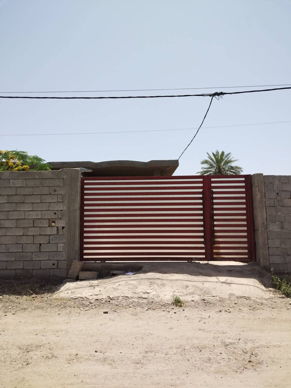 ألسلام عليكم ربع دونم ٦٢٥ متر سند ٢٥ بغداد تاجي خلف مدرسة سومر دخولها من يم المشتل او لهزة قريبة عل شارع العام متوفرة جميع الخدمات مي كهرباء مدارس قريبة كلش ٥ دقايق تحتوي على ٣ بيوت البيت الاول ١٨٠ هيكل وحديقة وكراج كدام لبيت البيت الثاني ١٠٠ متر كامل البيت الثالث ١٢٠ متر كامل لاستفسار راسلوني واتساب *********** السعر ٣٣٠
