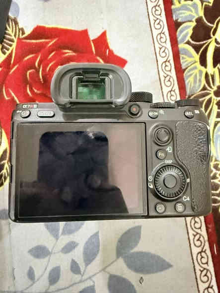 السلام عليكم 
للبيع 📍
كاميرا سوني 7Riii الغنية عن التعريف  

عدسة سيجما ٢٤-٧٠ اصدار ثاني (العدسه التقريب مالتهاا ميوصل للاخير التقويب يقفل بين ال٥٠ وال ٧٠ ) وهذا الشي ما مأثر لا على العدسه ولا على ادائهاا. 
الملحقات📍
📌كرب 
📌بطارية عدد ٢
📌رام ٦٤ سان داسك 
📌شاحن خارجي 
📌كيبل شحن الكاميرا مباشر 
📌جنطة كاميرا مقسمة 
الشتر ٢٤ k
الاسعار📍
سعر البدي (١٧٠٠)
سعر العدسه(١٢٠٠)
سعر الكرب (٣٠)
سعر الشاحن (٣٠)
سعر الجنطة(٢٥) 
الغراض نضيفات كلش 
انضف من الصور. 
للتواصل : 
فيسبوك 
للاتصال :
***********
