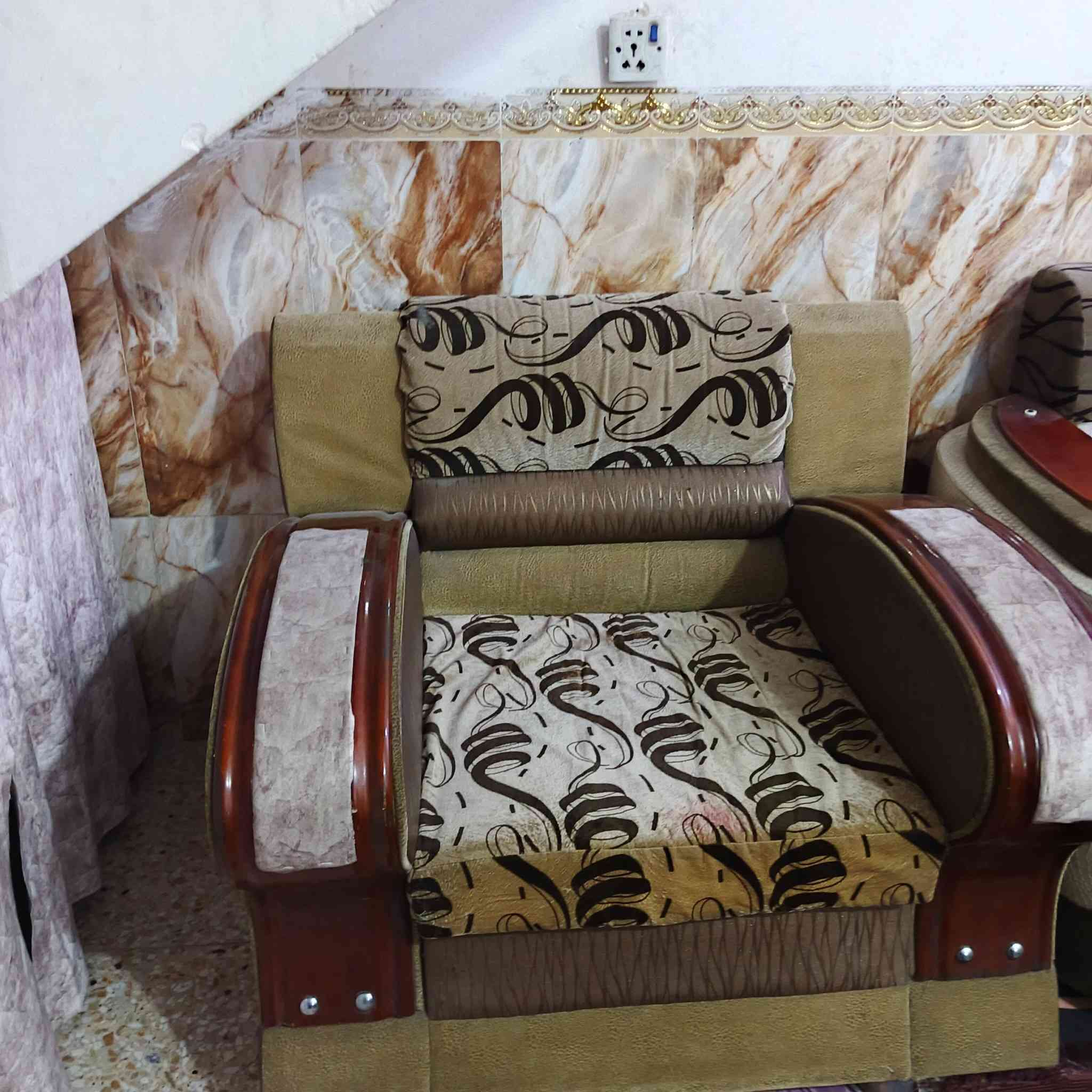 تخم قنفات سبع مقاعد السعر 100والمكان بلديات شارع المصرف بغداد***********
