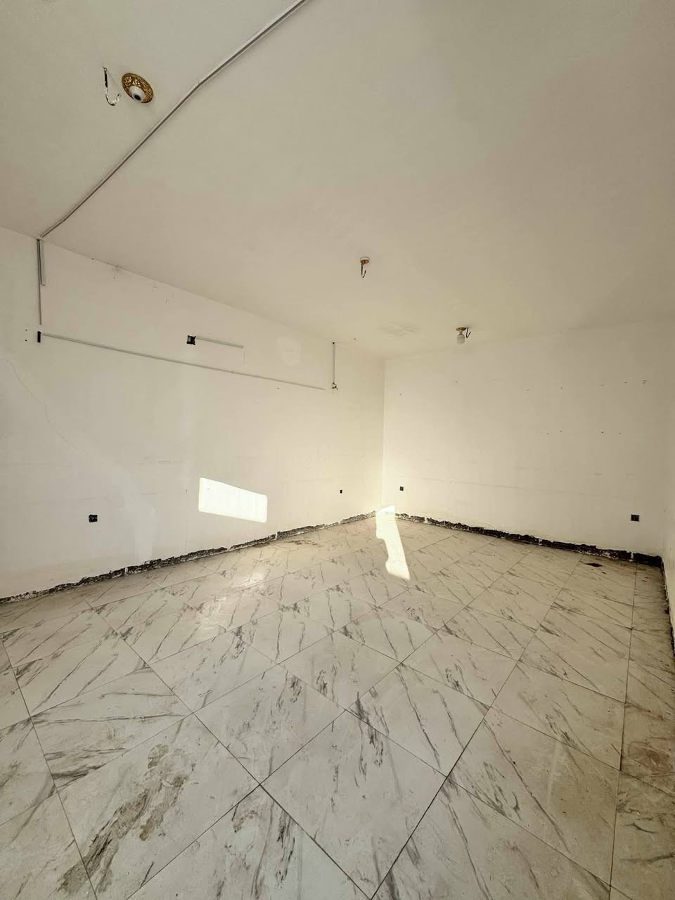 📐 مساحة: 200م

📜 طابو سند حر – طابق واحد

🔸 المحتويات:

• غرفتين 🛏️

• صالة 🛋️

• مطبخ 🍽️

• استقبال 👥

• صحيات عدد 2 🚿

• شغل مال جناي ✔️

💰 السعر: 115 وبِيه مجال

📞 للاتصال أو واتساب: ***********

***********
