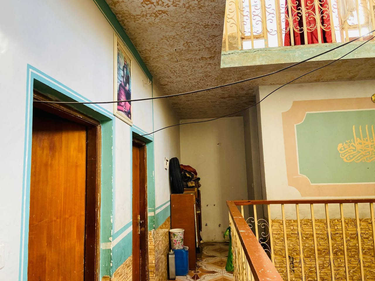 السلام عليكم مرخصة الادمن بيت 200 متر علئ تجاري سايدين مال جامع النور بي 8 نوم وستقبال جبيرة وحوالي ومطبخ وصحيات البيت جديد السعر 300 وبي مجال قليل بيت كامل وجديد ما تذب علية الف. الاتصال ‏‪*********** بي وات ساب
