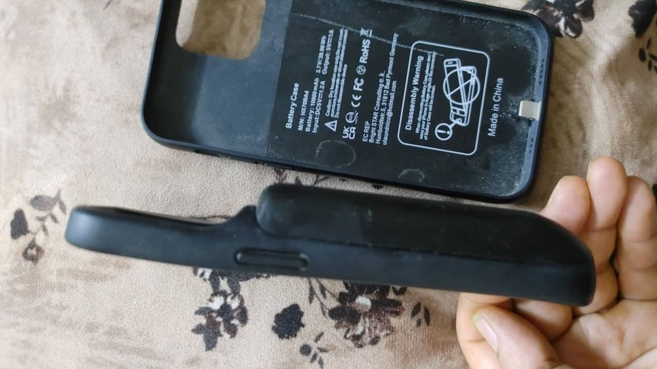 كفرات شحن Battery Case للآيفون. يعني كفر + بطارية إضافية بنفس الوقت.

شوف التفاصيل اللي مكتوبة على الكفر اليمين:
• الموديل: HXYBB44 • السعة: 5000mAh / 3.7V / 18.5Wh  • المدخل: DC 5V / 2.1A  • المخرج: 5V / 1A 
فتحة الكاميرا الكبيرة تبين أنه لآيفون 13 برو أو 14 برو تقريباً. الكفر بيه منفذ Lightning جوه يشحن الموبايل


**إذا كنت صاحب هذا الإعلان وتريد حذفه لأي سبب، رجاءا أرسل رسالة إلى الدعم الفني**