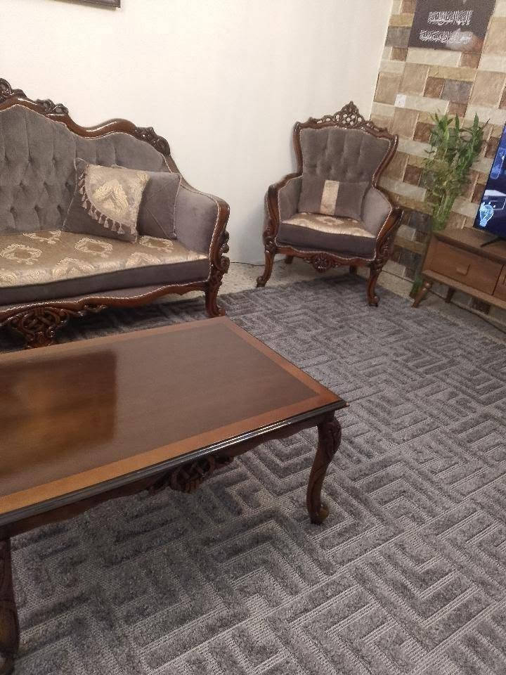 تخم ملكي 10مقاعد+طبلة وسطية جبيرة التخم نضيف وجديد بعدة  السعر مليون و600 وبي مجال الشراي يدخل خاص فقط


**إذا كنت صاحب هذا الإعلان وتريد حذفه لأي سبب، رجاءا أرسل رسالة إلى الدعم الفني**