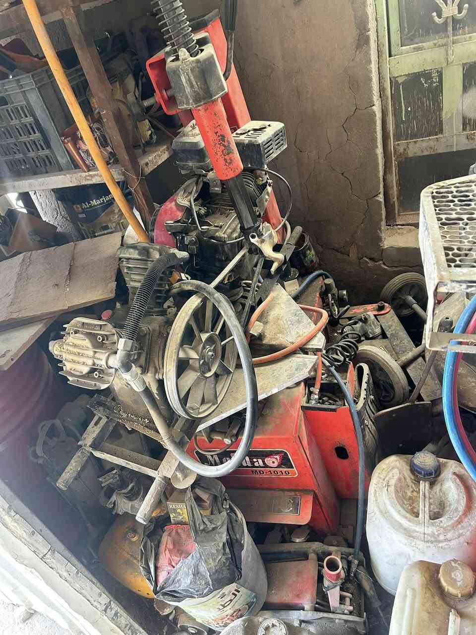 غراض بنجر كامله كامله كامله بس اجر محل وشتغل 
بلنص 
مكينه خالعه
بطل هوى
بطل ضغط
صوندات هوى
ماطور بانزين
مكينه فتح التاير
الغراض جديد استعمال سنه وحده بس عليهن تراااب 
نضيفاات ….. افتح مشروعك وتوكل على الله
الاستفساار  ***********
‬
