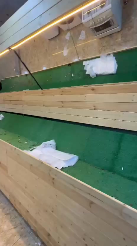 ديكور ورفوف محل فواكه وخضراوات للبيع الديكور كله جديد خشب تركي وهيكل حديد العنوان فرمان باران قرب مستشفى فاليا 
*********** يوجد واتس آب
