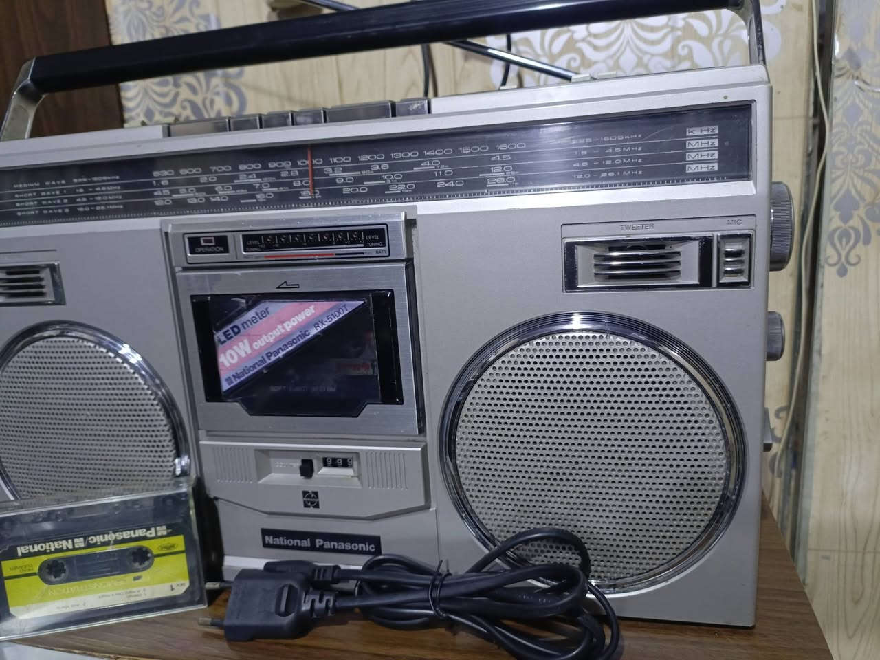 للبيع 
راديو مسجل ناشيونال بانسونك 
(RX-5100T) ياباني المنشأ إستيراد مؤسسه بدايه الثمانينات راديو 4 موجات بدون fm,,نظافه عاليه جدا مقارب للجديد نقص الكارتون فقط،مع الكاسيت وگيبل التوصيل الاصلي ..شغال وبحاله ممتازه.. للاستفسار(***********)
متواجد واتساب ماسنجر،،يوجد توصيل 
((السعر مراسله الصفحه))
ملاحظه..متوفر جهازين نفس النوع والنظافه
