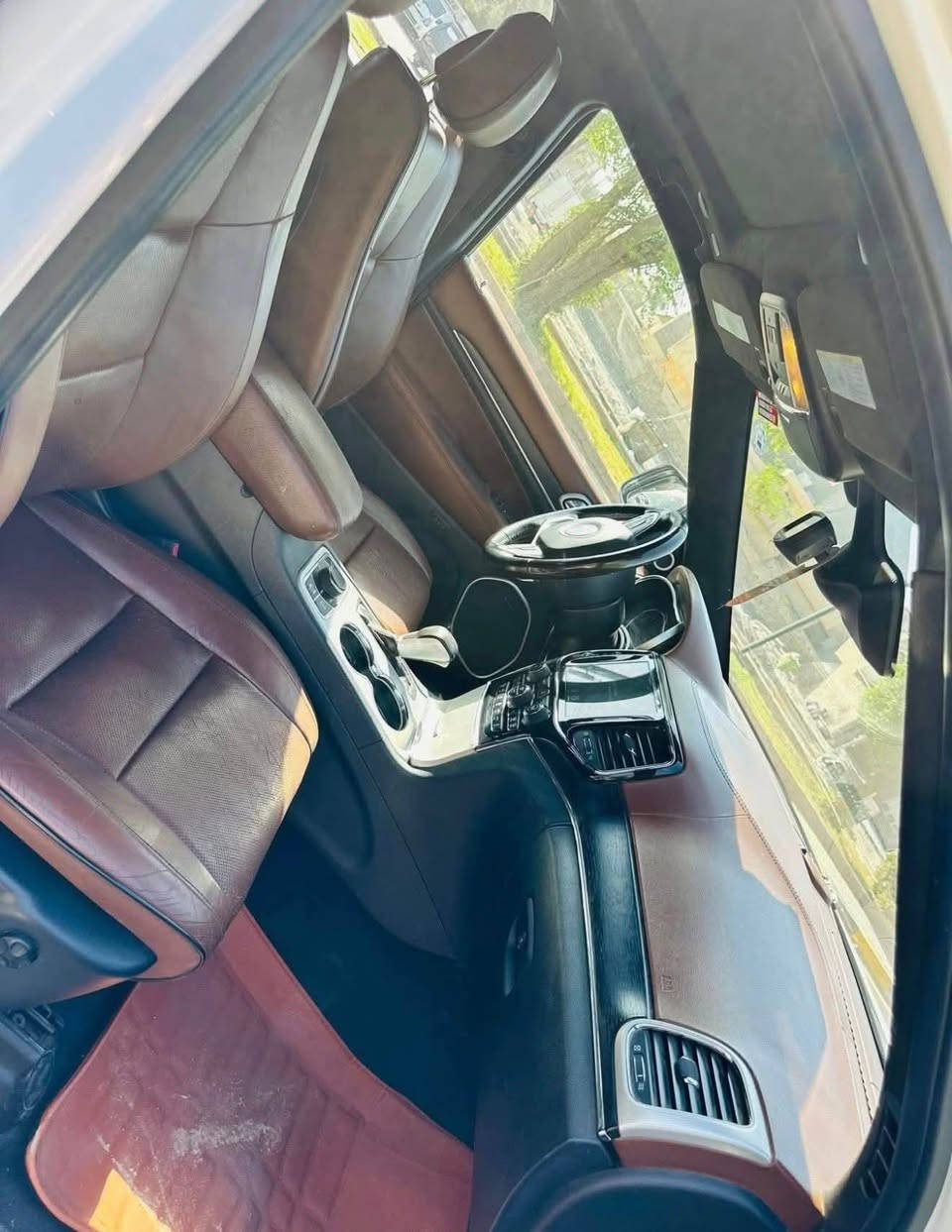 ‏#jeep
#جيب
#جيب_سومت
#سومت

السلام عليكم 
جيب سومت 2019
* بنوراما
* بصمة
* جكات
* رادارات
* صندوق كهرباء ذكي
* جلد 
* المقاعد تدفئة تبريد 
* اصطفاف ذاتي 
* كرسي خزن 
* ستيرن شفتات
* قيادة ذاتية 
* وبعد بيها هواية مواصفات 
مواصفات السومت معروفة يطول ذكرها 
مكان السيارة بغداد غزاليه
رقم بغداد
السعر260
رقم الهاتف***********
