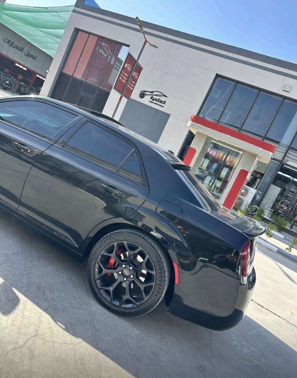 كرايسلر 2021 خليجي ماشية 93 كيلو 
السعر 310
المواصفات : السيارة فول 1/1
* بانوراما .
* رادار مع مانع تصادم .
* نقطة عمياء .
* حساسات امامية.
* مصابيح امامية زنون مع LED .
* ويل قياس 20 أنج .
* حساسات خلفية .
* بردة خلفية كهربائية .
* شاشه كبيرة مع نظام ملاحة نفكيشن GPS .
* سستم صوت الپاين مع سماعات بريميوم .
* مقصورة الركاب من الجلد الفاخر.
* مقاعد أمامية كهربائية عدد 2 .
* ذاكرة لحفظ وضعيات الجلوس (ميموري) .
* مقاعد أمامية تبريد وتدفئة .
* مقاعد خلفية تدفئة .
* تشغيل عن بعد .
* ستيرن كهربائي .
* تدفئة ستيرن .
* محدد سرعة .
* تلفون بلوتوث .
* كاميرا خلفية .
* مرايا متحسسة للاضاءة العالية .
* كير شفتر بالستيرن .
* دخول ذكي (بصمة) .
* حاضنة اكواب تدفئة تبريد
بيها بيبان اثنين بارد 
مكان السيارة نجف 
***********
