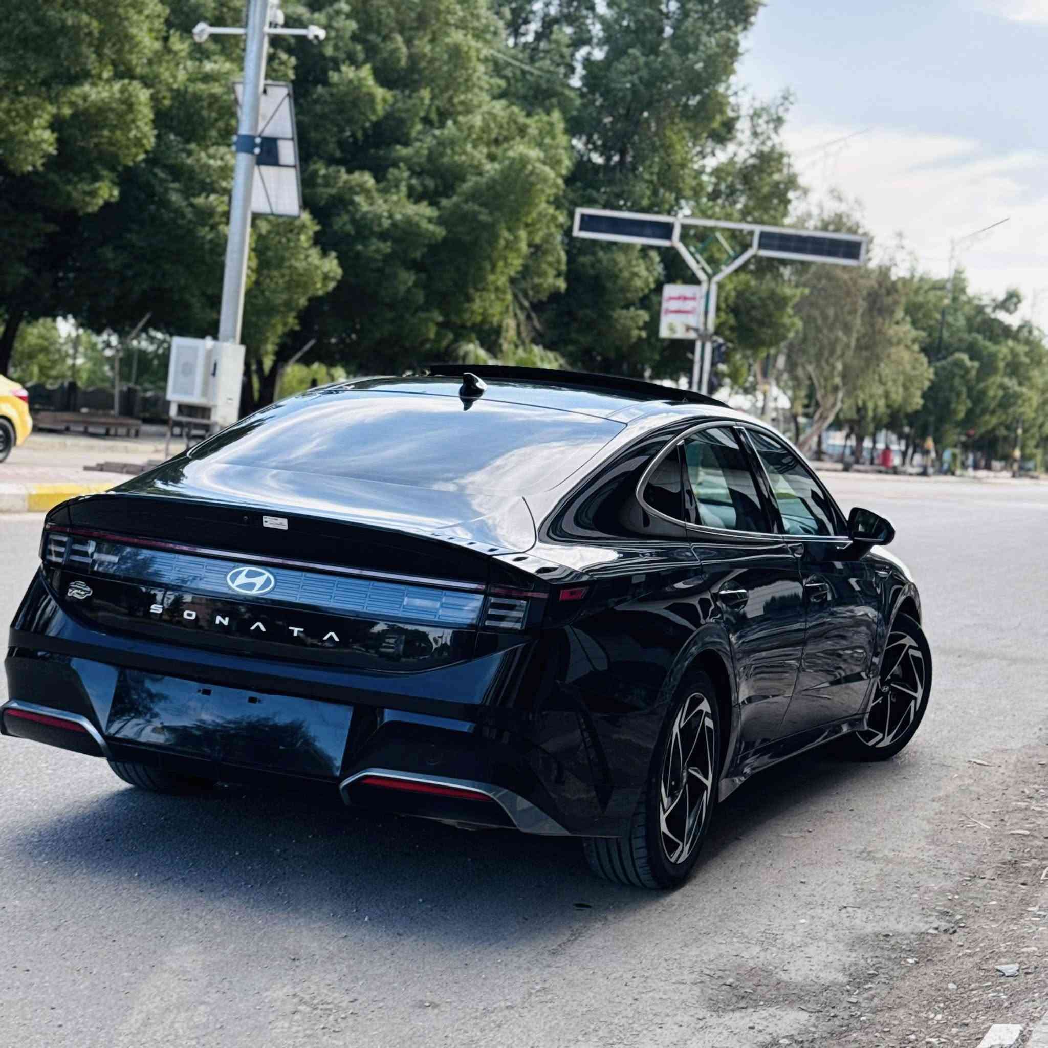 السلام عليكم / للبيع 
هونداي سوناتا 2024 فوووول 1/1
  
مواصفات :
سقف بنوراما 
بصمة ابواب وجنطه
رادار امامي ،خلفي ، جانبي 
حساس امامي ، خلفي
نقط عمياء جانبيه 
سستم كامرات محيطيه 360 
مانع تصادم ، وتحديد مسار ، وقياده ذاتيه
اشاير بالمري ، ومري قلابه عند البگ
لايت زنون فول وبك لايت led 

دواخل كشنات تدفئه تبريد ، وستيرن تدفئه
الكراسي تحكم كهربائي ، وخزن ميموري
قطعتين تبريد امامي خلفي تكيفي محيطي
شاحن واير لس
شفتات بالستيرن
شاشة كار بلي ونظام خرائط
عداد ألكتروني متغير الوضعيات
سستم صوت bose محيطي ودمام خلفي 
انظمة قياده متعدده ، واوتو هولد 
توقف ذاتي عند الرجوع الى الخلف 

حادث السياره خشم البنيد فقط مصبوغ بدون ايرباك ، ماشيه 30 الف ، مكينة 2500  منفيس تترقم جميع المحافضات ، مابيه اي نقص 
السعر : 189💰 وبيه مجال بسيط
مكان السيارة : السماوه ،
0782 696 4768  ☎️ ‭٠٧٨١ ٩١٣ ٣٩٨٤‬
