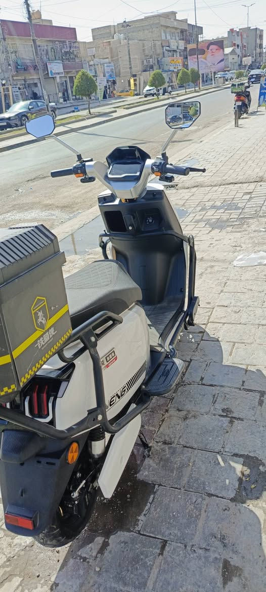 سلام عليكم دراجه شحن للبيع اشاير شغاله عالي ناصي زنون هورن شغال دراجه بصمه وسويج 4 سرعات سرعه 80  جنطه حجم كبير تايرات جدد شاحنتها موجوده الاصليه بطاريات 6 مسطرا حجم كبير   واكفلها الك من التاير للتاير سعرها 750 وبيها مجال مكاني بغداد الشعب  رقم تليفوني ***********
