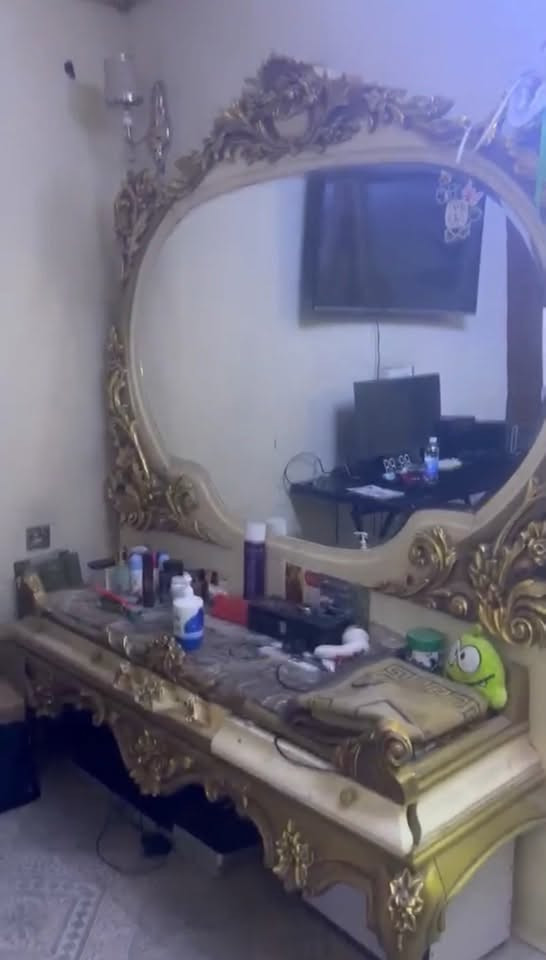 السلام عليكم غرفه مصريه للبيع نفرين تتكون من 6 قطع سعره 650 
الف مكانه الاعلام ***********
