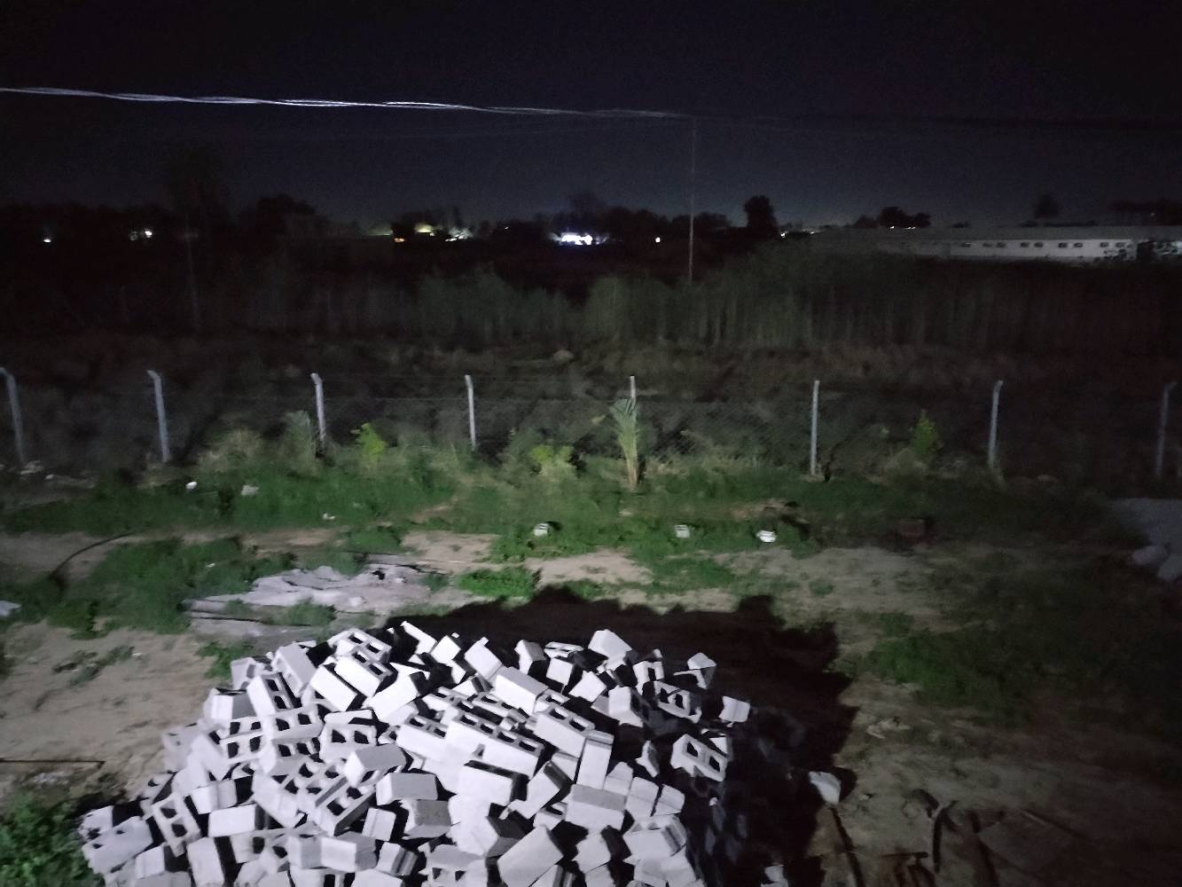 سلام عليكم ورحمة الله وبركاتة 600متر للبيع 

العنوان بغداد الرضوانيه قرب سريع الدولي وكل الخدمات متوفره يم القطعه الشراي يتفضل تصال ***********
هلا بيك، ممكن توضحلي قطعة الـ600م شكد أبعادها بالضبط؟ وكم واجهة على الشارع أو الزقاق؟: 
واجهة 35متر عل شارع 
العقار عليه طابو/سند؟ وإذا اي، شنو نوعه بالضبط وهل البيع مباشر لو بيه وكيل؟: 
طابو زراعي بس انطيك مكاتبه بل محكمه 
بالنسبة للخدمات، هل الماي والكهرباء والمجاري واصلات فعلاً للقطعة لو بس متوفرة بالمنطقة القريبة؟: 
نعم واصلات يم القطعه
ممكن توضحلي الموقع أكثر: الرضوانية أي جزء بالضبط، وقريب من أي معلم أو شارع معروف؟: 
قرب مدرسة 🏫الصافات 
شنو آخر سعر للقطعة؟ وهل تقبلون التفاوض أو تبديل/تقسيط إذا موجود؟: 
السعر 50وقابل للتفاوض