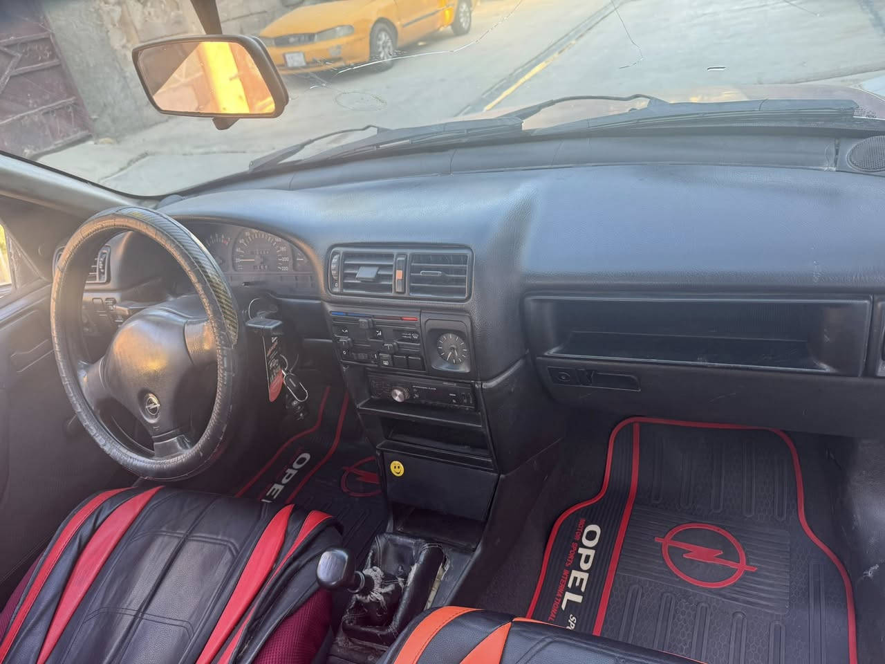 اوبل فكترا للبيع موديل 1991سنويه مشروع وطني لل29بطاقه بنزين موجود حجم المحرك 18سياره بدون ضرب بدون خياس شواصي بلادي مامعمر أربع تايرات جديد دواخله نظيف باقي على بلاد سعر43$ مكاني كركوك ***********
