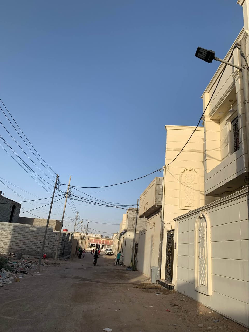 سلام عليكم بيت للبيع باب الهوه مقابيل افران محمد مساحه 180 طابقين 5 غرف البيت جاهز الاستفسار ع رقم *********** البصرة, العراق
