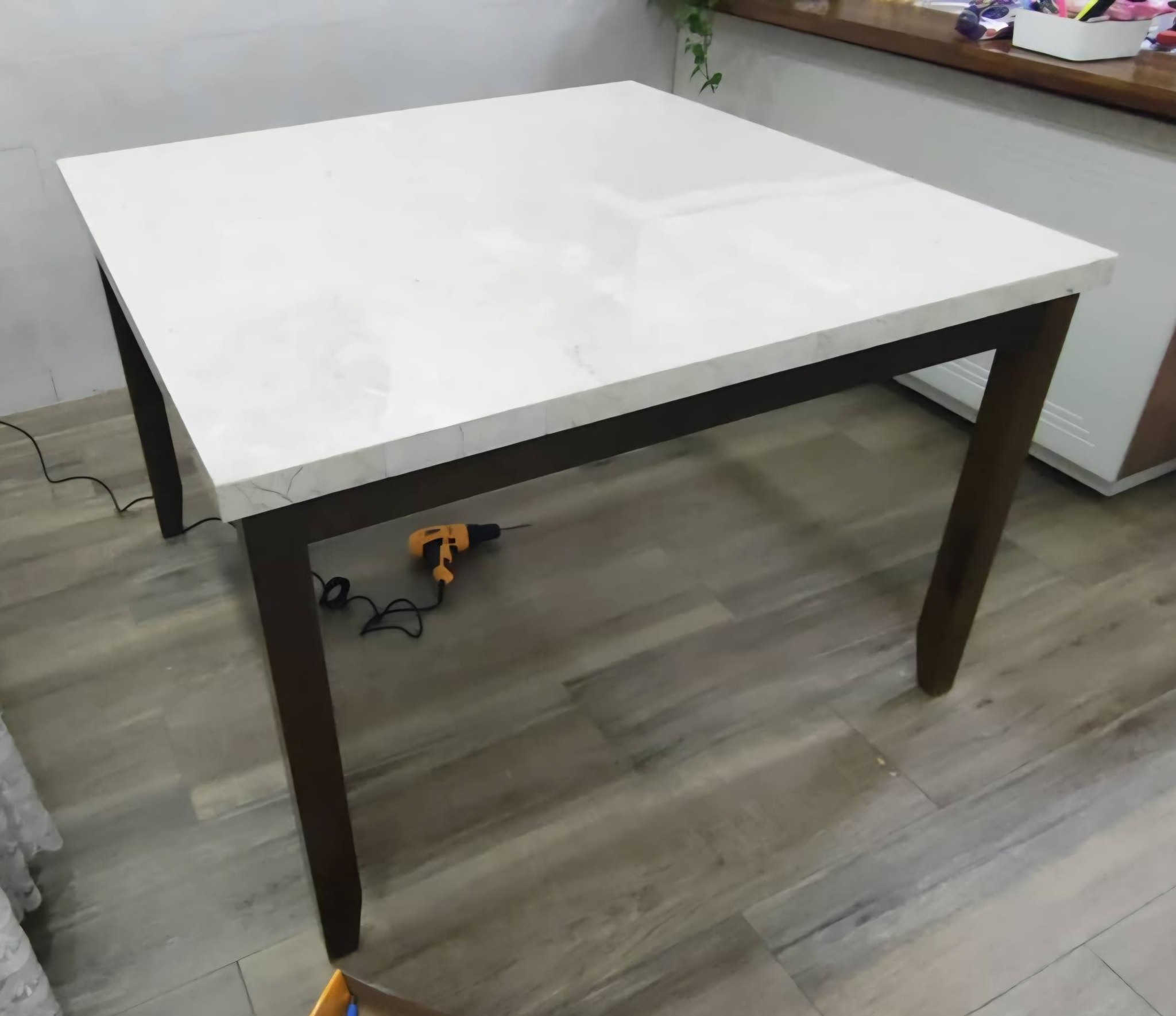 ميز طعام 8 نفرات 
السطح رخام مستخدم نظيف


**إذا كنت صاحب هذا الإعلان وتريد حذفه لأي سبب، رجاءا أرسل رسالة إلى الدعم الفني**