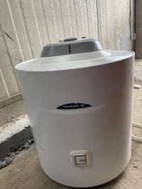 سخان ماء • أريستون إيطالي • نضيف مستخدم قليل