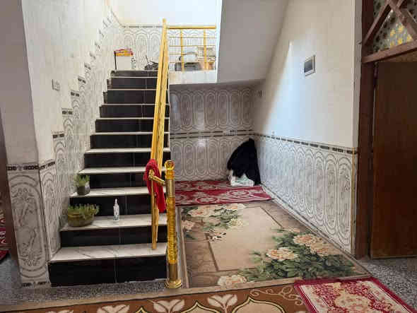 السلام عليكم للبيع بيت حي ذويب الاول مساحه ٢٤٠ متر ركن موقع مميز شارع مقابيل صيدليه كافة الخدمات موجوده السعر ٨٧ بي مجال الاستفسار اتصال *********** مراجعه مكتب النوارس شارع مستشفى الامام علي
