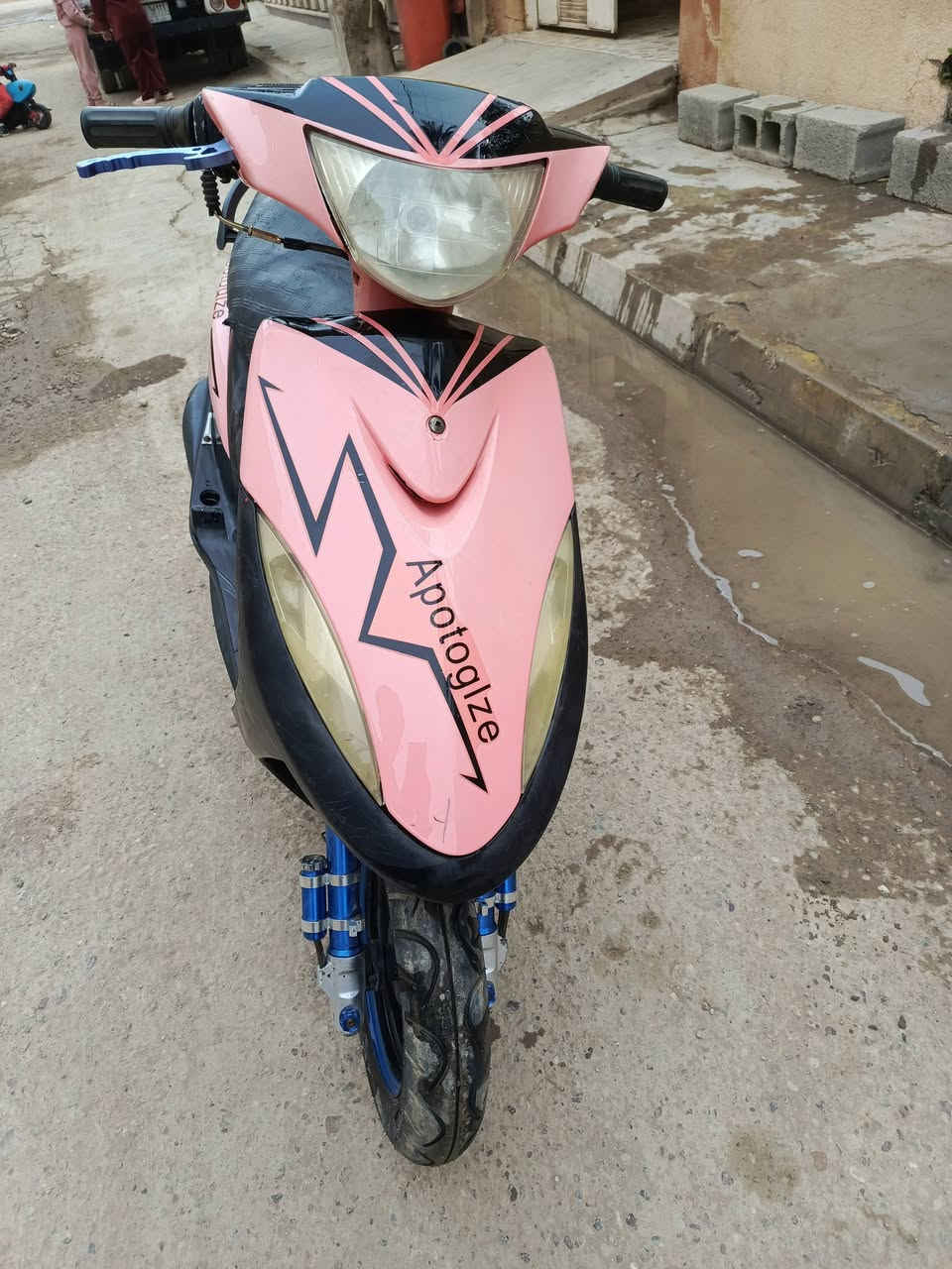 سلام عليكم ورحمة الله 
دراجة ماكس عدلة للبيع نظيفة وجاهزة شغالة سلف هندر كهربائيات اشاير كلشي شغال بيها بس اليدة مال بريك الخلفي مكسورة وهاهية
سعر 450 الف بيها مجال للشراي
العنوان بعقوبة المفرك تقاطع الطرق والجسور
***********
