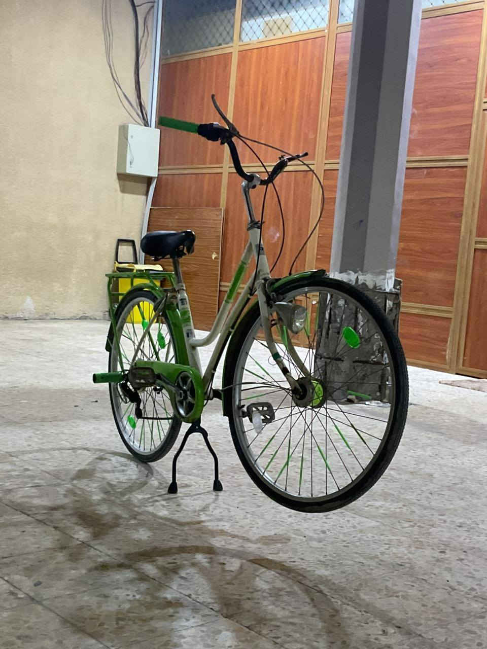 بايسكل سياحي حجم 27 بايسكل ابو الحديد كلشي ما بي تجي تشوفه بعينك تاخذه سعر 100 مكان بصره كرمت علي رقم تواصل ***********
